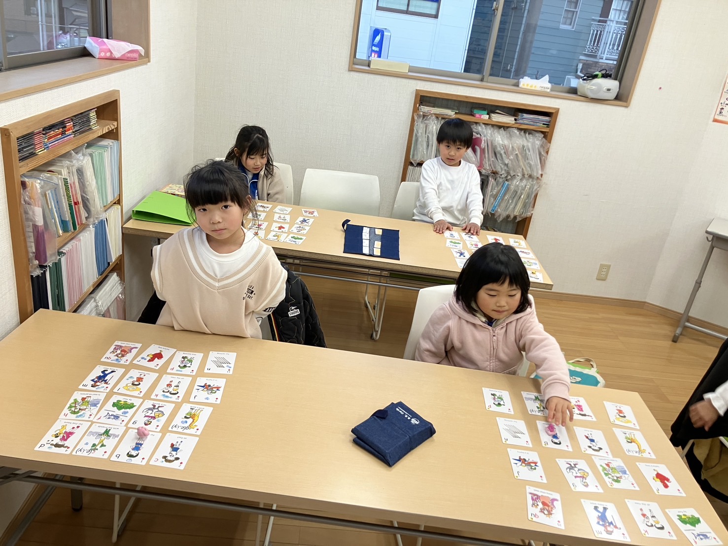 カードゲームで大盛り上がり